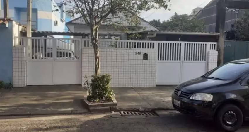 Duas casas frente e fundos independentes com 5 dormitórios, 2 wcs , 2 vagas de garagem8,50x44 à venda, 155 m² por r$ 800.000 - estuário - santos/sp