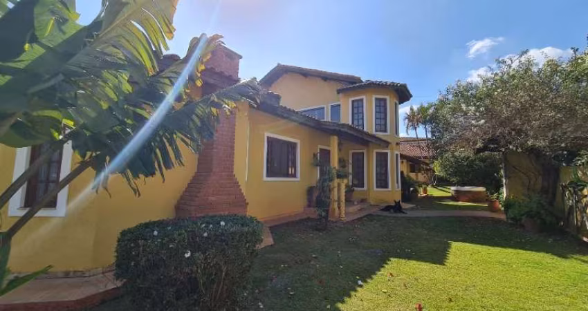 Casa Térrea  no condomínio Vila Dom Pedro em Atibaia SP. São 3 suítes, piscina, área gourmet e espaço gramado