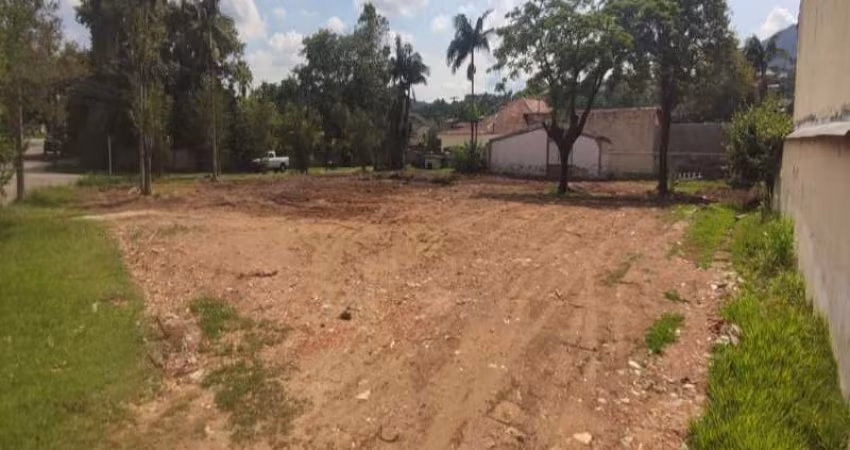 Terreno no Condomínio Flamboyant em Atibaia SP.  São 1.642,00 m2 totalmente planos e.com um uma linda vista para a Pedra Grande.  Aceita financiamento bancário