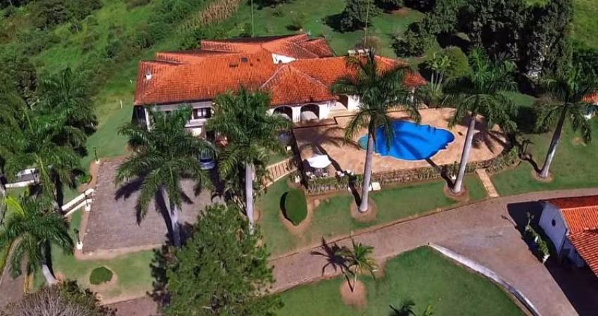 Haras em Piracaia SP Casa sede com 5 dormitórios sendo 4 suítes, sala ampla com 3 ambientes integrados, cozinha com armários planejados, piscina com aquecimento, sauna, pomares, quadra poliesportiva, 