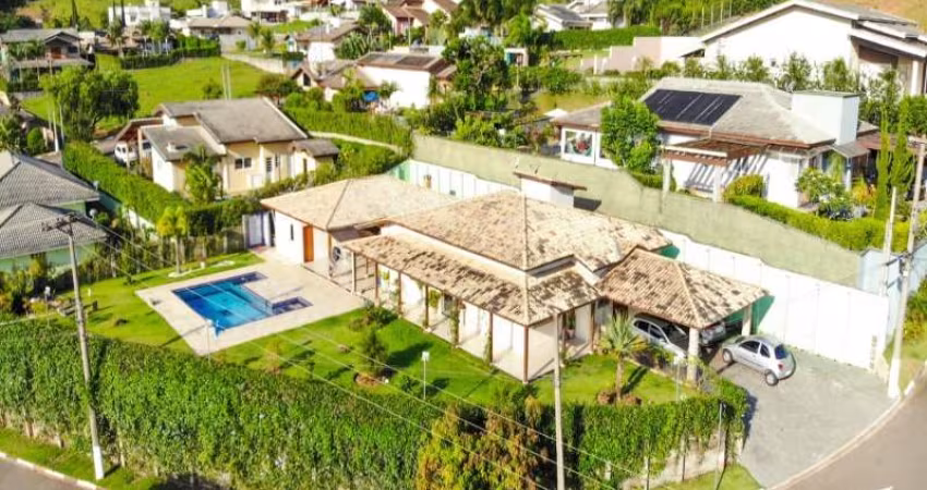 Casa a venda térrea no Condomínio Serra da Estrela em Atibaia. 5 dormitórios, piscina, churrasqueira e amplo espaço gramado.