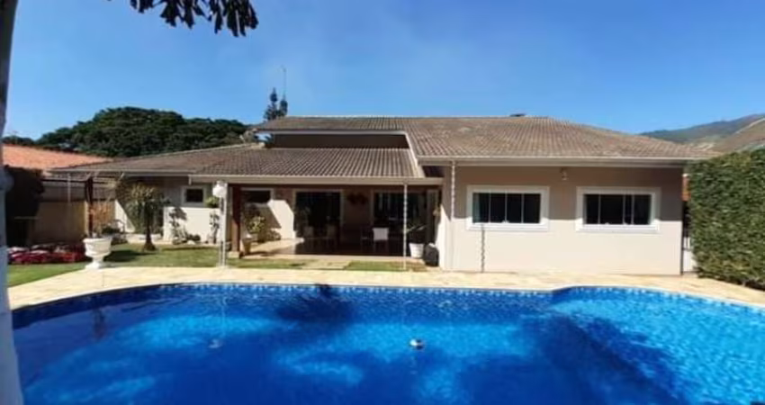 Casa semi nova na Vila Petrópolis em Atibaia SP. 5 suítes, piscina, área gourmet e amplo espaço gramado