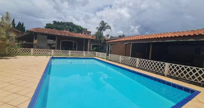 Casa térrea para locação ou venda em Atibaia no bairro Vila Giglio.