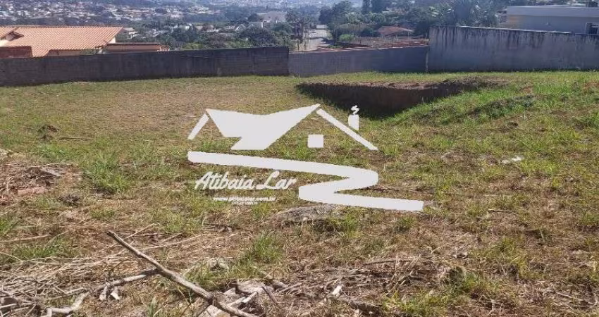 Terreno Condomínio Flamboyant em Atibaia, com 1.050 m2 vista para Pedra Grande, declive em relação a rua.