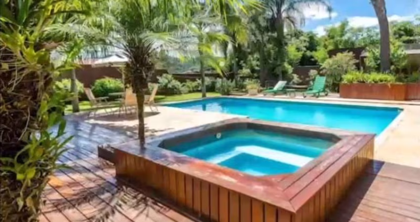 Casa térrea em Atibaia no Condomínio Palavra da Vida São 4 dormitórios sendo 2 suítes. Piscina com aquecimento. Ampla área gourmet. Lago artificial.