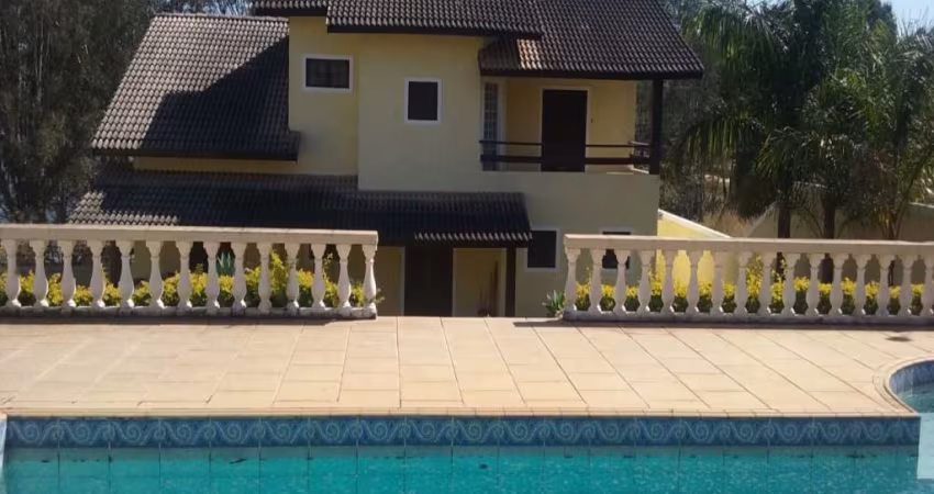 Casa em condomínio , com 4 suítes sendo que uma é master com hidro duas sacadas uma delas com vista para a represa.