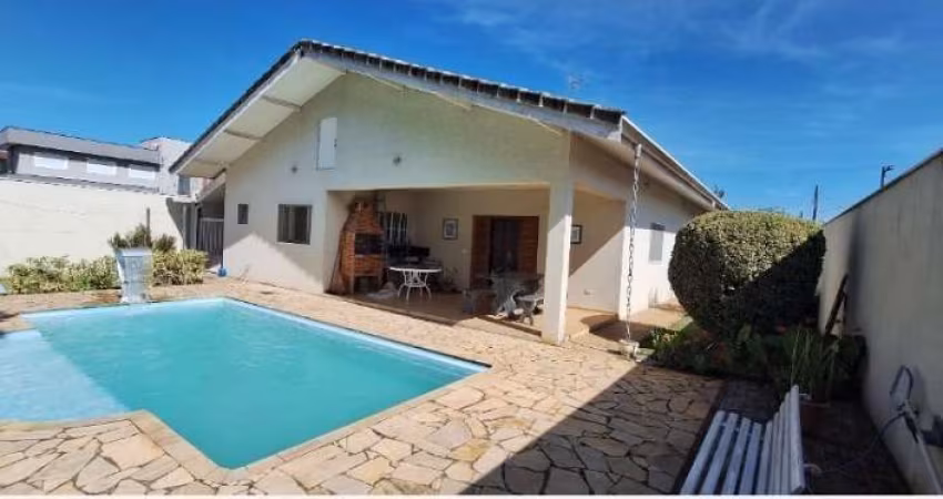 Casa térrea no Condomínio Shangrilla em Atibaia SP.  3 dormitórios,  2 suítes,  piscina, espaço gramado.