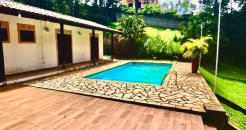Casa térrea no Condomínio Panorama em Atibaia-SP: 4 suítes, 3 salas, 5 banheiros, 4 vagas, 390m²!