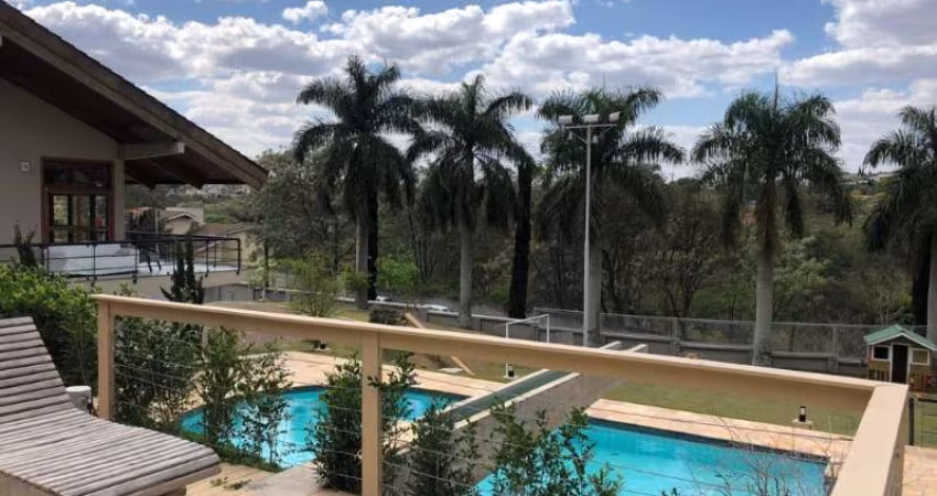Casa de Alto Padrão localizada em área nobre de Atibaia SP. São 4 suítes mais uma de hóspedes, piscina, área gourmet, gramado amplo.