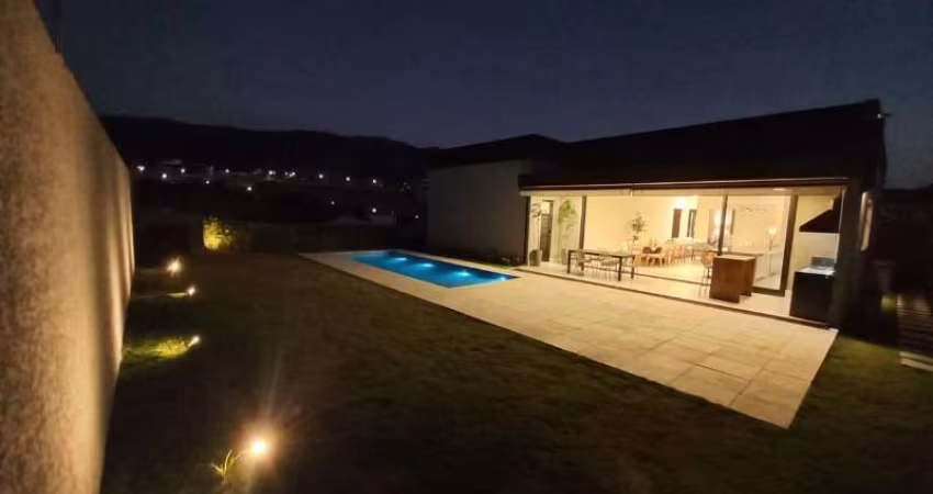 Casa de Luxo em Condomínio, 4 Quartos, 4 Suítes, 3 Salas, 6 Banheiros, 6 Vagas - Atibaia-SP, Condomínio Itaporã - 390m²