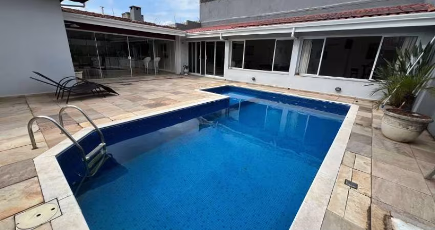 Imperdível oportunidade! Casa com 4 quartos e 3 suítes no Jardim Itaperi, Atibaia-SP - 280m² - 4 vagas