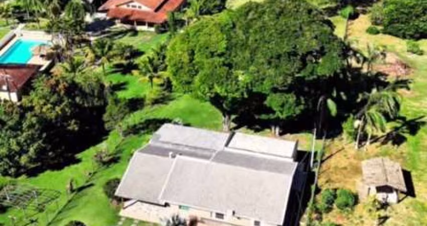 Casa térrea possui 4 dormitórios,  3 banheiros, cozinha, lavanderia,  garagem náutica, oficina, piscina, excelente espaço gourmet,  gramado, pier e acesso para barcos.
