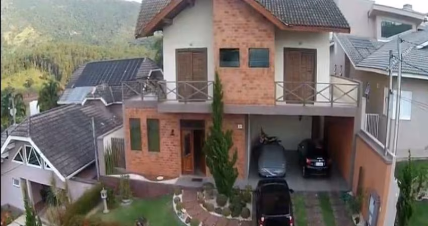 Casa no Condomínio Água Verde em Atibaia SP São 4 dormitórios sendo 3 suítes, piscina e churrasqueira.