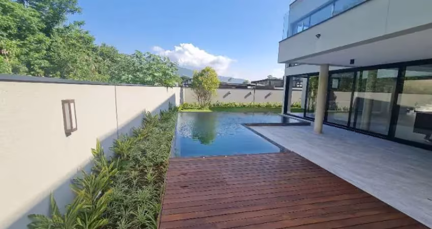 Sobrado novo no condomínio granville em atibaia sp.  são 4 suítes, todas com móveis planejados, várias salas, cozinha equipada e com armários,  área gourmet,  piscina