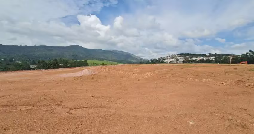 Terreno plano com uma linda vista para as montanhas no condomínio vista da serra em atibaia sp.