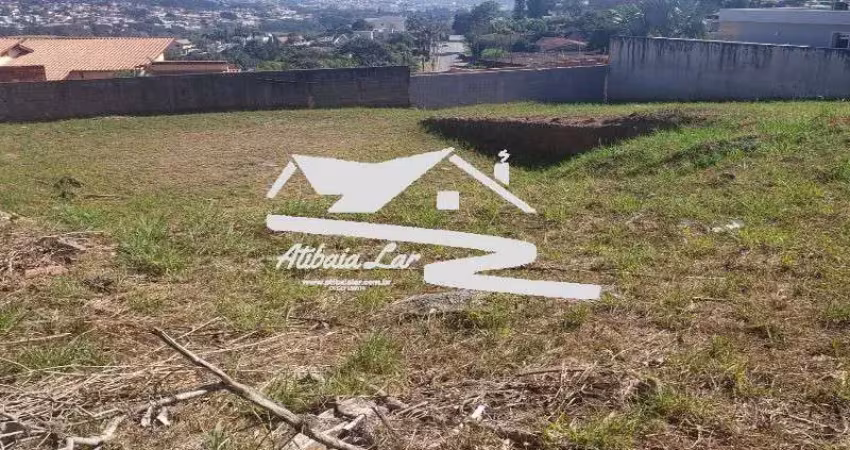 Terreno condomínio flamboyant em atibaia, com 1.050 m2 vista para pedra grande, declive em relação a rua.