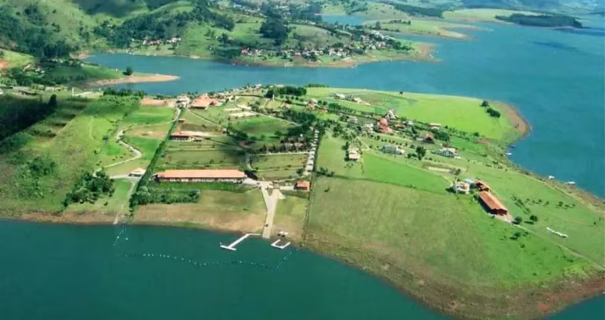 Terreno no condomínio clube jaguari, com 5.003,33 m2 e projeto aprovado de 385,97 m2 na matrícula pé na água.