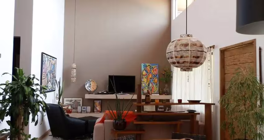 Casa em condomínio fechado com 1 suíte máster (banheiro da  suíte     com banheira de hidromassagem e armários),  2  dormitórios (1 com móveis planejados), 1 home office