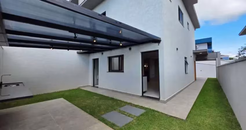 Casa nova em condomínio fechado na cidade de atibaia sp. aceita financiamento direto com o construtor e a casa já esta pronta pra morar.