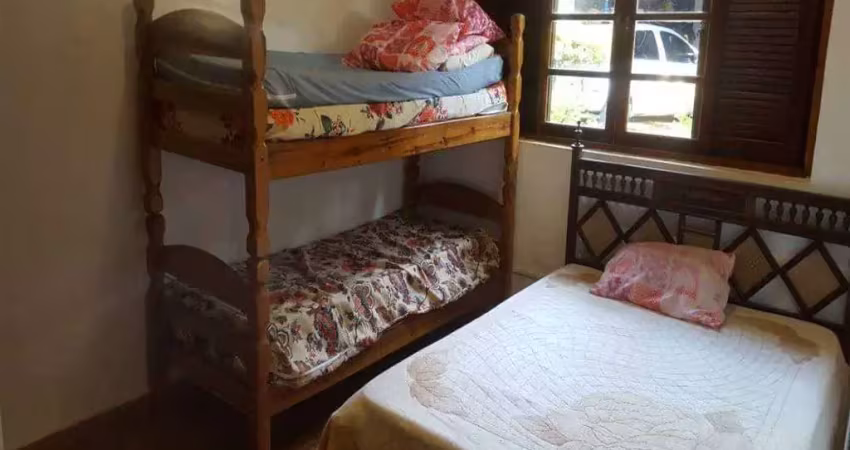 Sobrado dispondo de terreno com 936m² de área total, na quadra do mar em praia grande.
