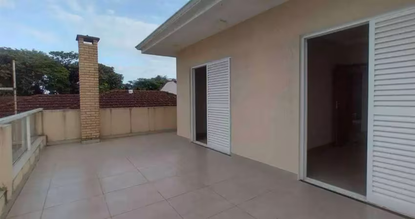 Casa isolada com 594 m² de área total, 04 dormitórios, flórida, praia grande.