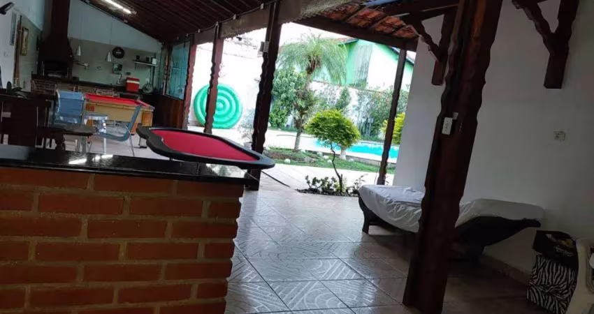 Casa isolada, lado praia, com excelente área de lazer.