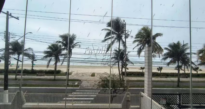 Kitão espaçoso com 40m², situada no bairro real em praia grande, frente total para o mar e próximo de todo o comércio local.