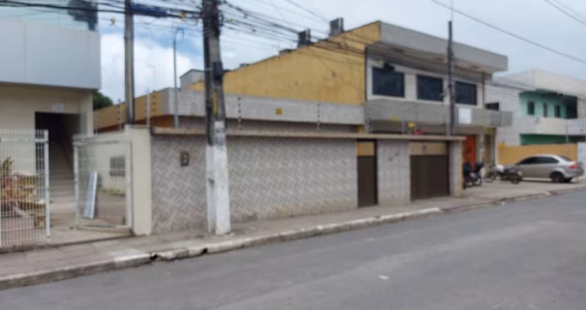 VENDO EXCELENTE CASA COM 3QTS SENDO UM SUÍTE E CLOSET.