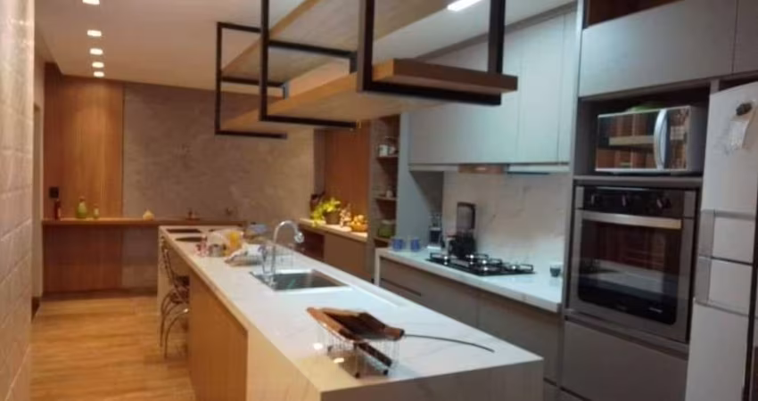 Lindo sobrado para venda no Centro de São Joaquim da Barra-SP, 4 dormitoios sendo 1 suite, varanda gourmet e piscina em 300 m2 construidos