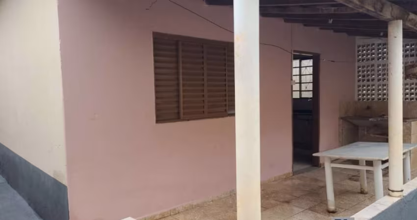 Casa para venda no Centro em Serra Azul-SP, 2 dormitorios, amplo quintal, 2 vagas em 176 m2 de área total