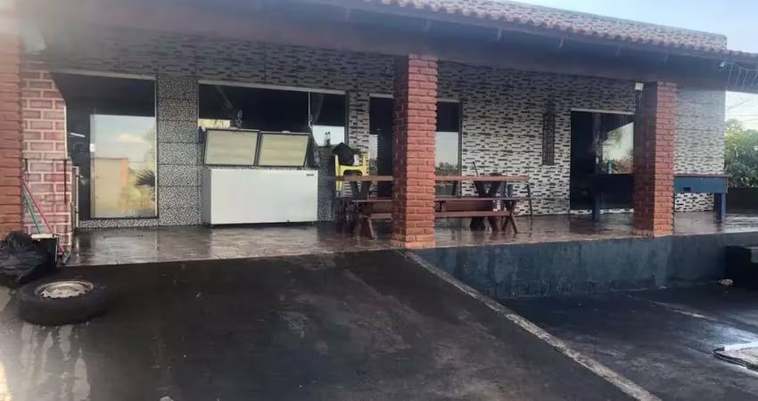 Oportunidade. Ótima chácara para venda em Cajuru-SP, na beira da rodovia, casa com 2 dormitorios, gourmet e piscina em 1.800 m2 total