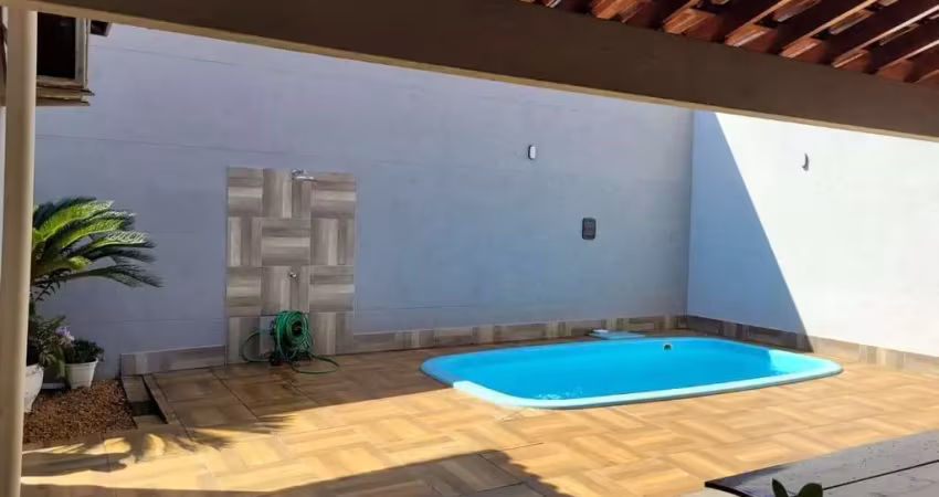 Linda casa para venda no joquei clube, 3 dormitorios sendo 1 suite, varanda gourmet e piscina em 300 m2 de área total