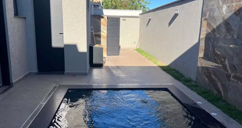 Linda casa nova alto padrão para venda na vila do golf, cond. terras de florença, 3 suites mais escritório, gourmet e piscina em 196 m2 construidos, l