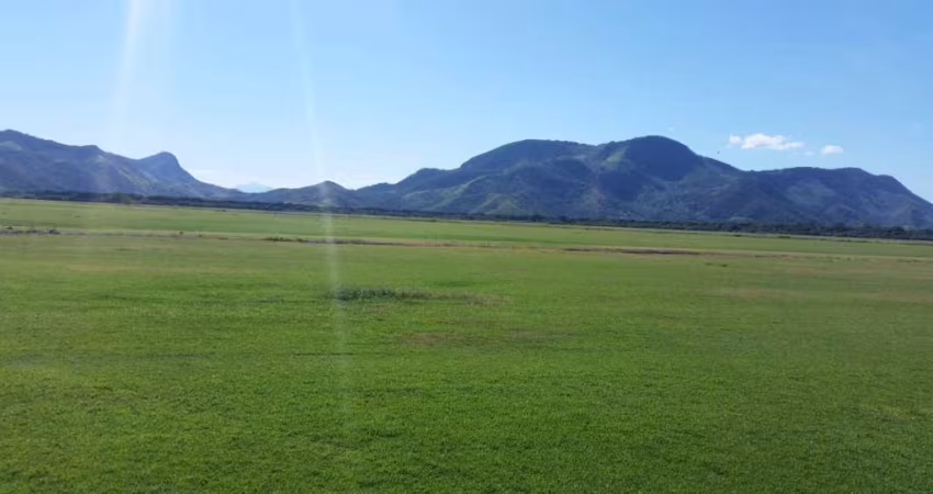 Excelente fazenda para venda em Saquarema-RJ com 240 hectares, ideal para empreendimentos de lazer ou industrial, beira da pista