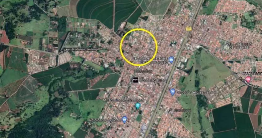 Area para venda no centro de brodowski com 1.282 m2 de area total, 3 casas mais salao comercial construidos, total de 9 dormitorios em 600 m2 construi