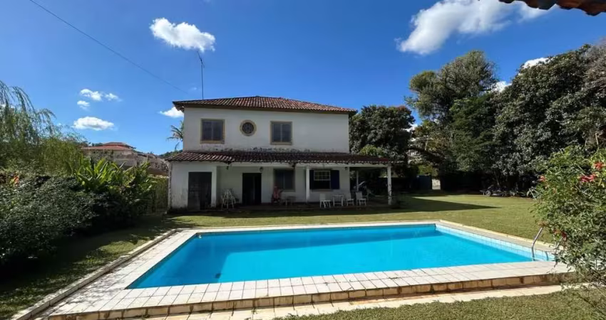 Casa para Venda em Petrópolis, Nogueira, 7 dormitórios, 1 suíte, 4 banheiros, 20 vagas