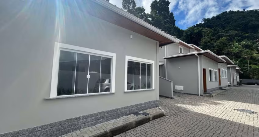 Casa em Condomínio para Venda em Petrópolis, Mosela, 3 dormitórios, 1 suíte, 2 banheiros, 3 vagas