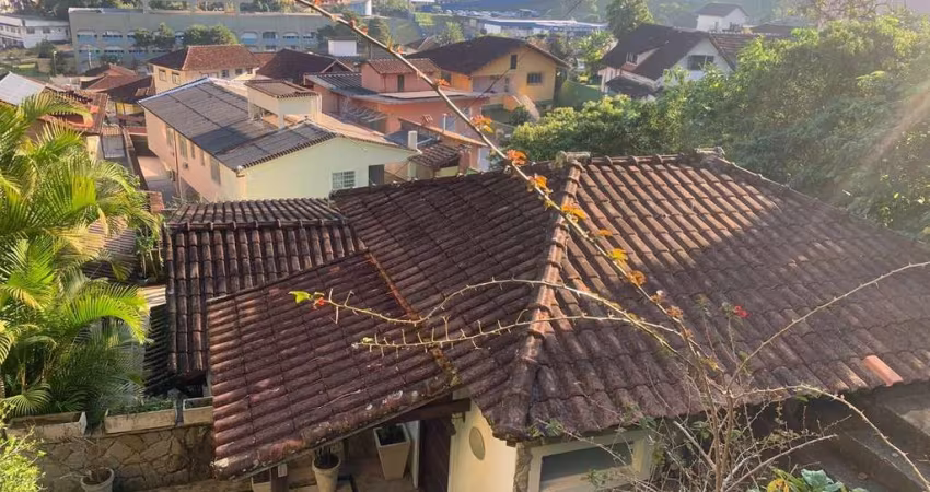 Casa para Venda em Petrópolis, Quitandinha, 2 dormitórios, 2 banheiros, 2 vagas