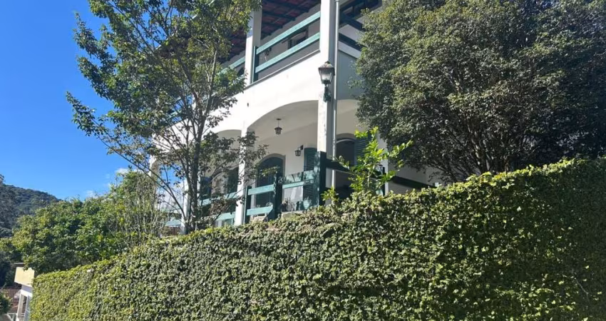 Casa para Venda em Petrópolis, Mosela, 3 dormitórios, 1 suíte, 3 banheiros, 2 vagas