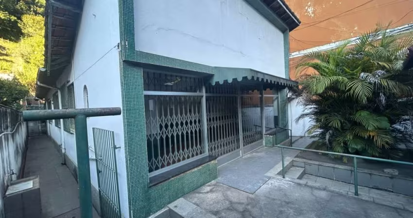 Casa para Venda em Petrópolis, Carangola, 3 dormitórios, 1 suíte, 2 banheiros, 3 vagas