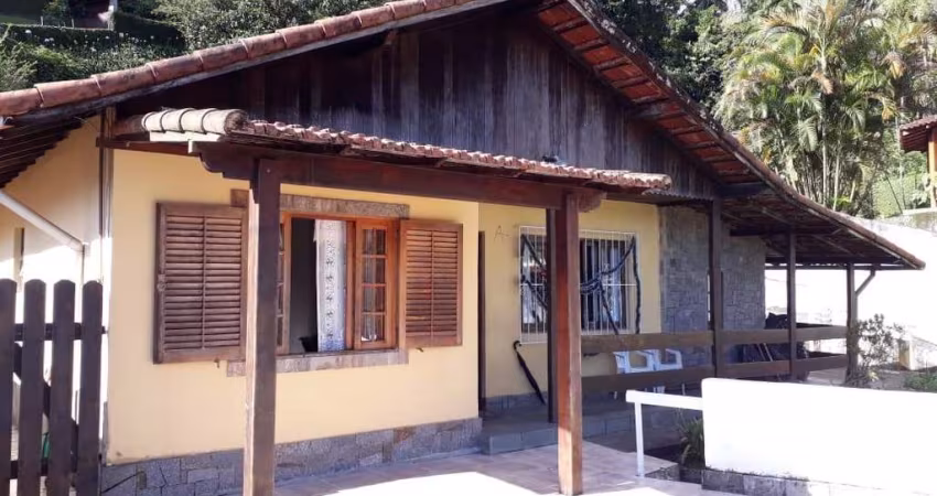 Casa em Condomínio para Venda em Petrópolis, Quitandinha, 4 dormitórios, 2 suítes, 3 banheiros, 3 vagas