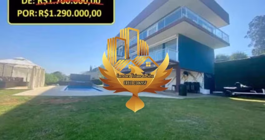 Casa de alto padrão com piscina, vista espetacular e um design moderno.