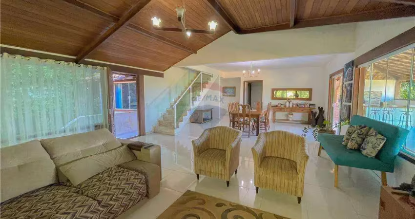 Linda Casa à Venda na Ferradura!!!