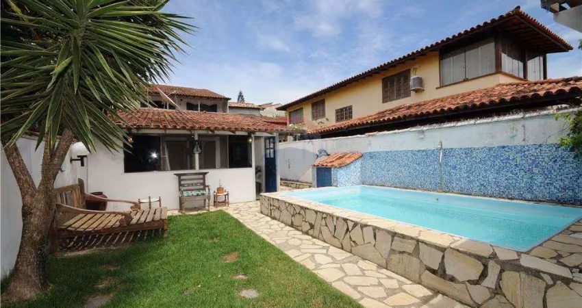 Ótima casa com 4 quartos, piscina e área de churrasco em localização privilegiada