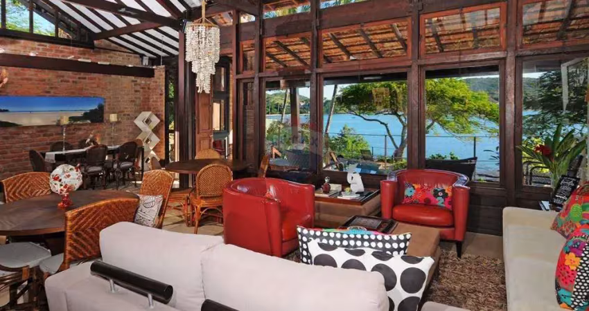 Casa pé na areia à venta em búzios ferradura com rgi e prainha exclusiva