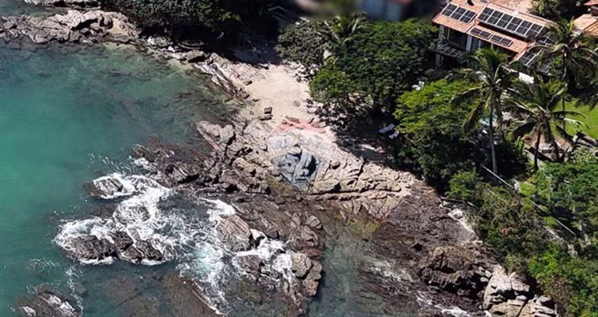 Casa pé na areia à venta em Búzios Ferradura com RGI e prainha exclusiva