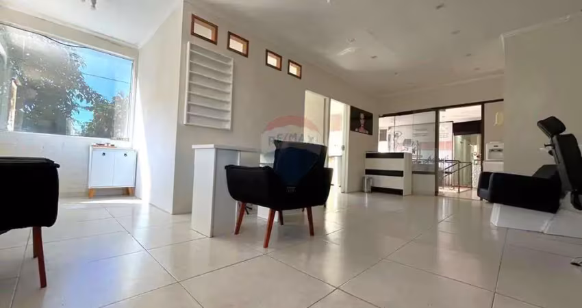 Loja comercial disponível para locação anual, com 45,72m², no centro de búzios