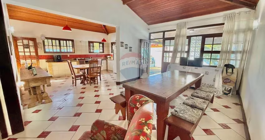 À venda: casa com duas residências independentes e área gourmet com piscina em geribá, armação dos búzios