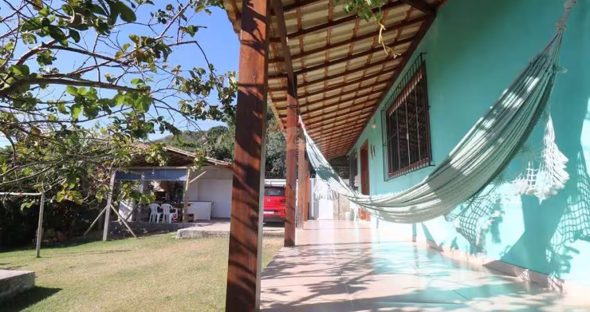 Casa charmosa em búzios com quintal arborizado – próxima à serra das emerências, búzios
