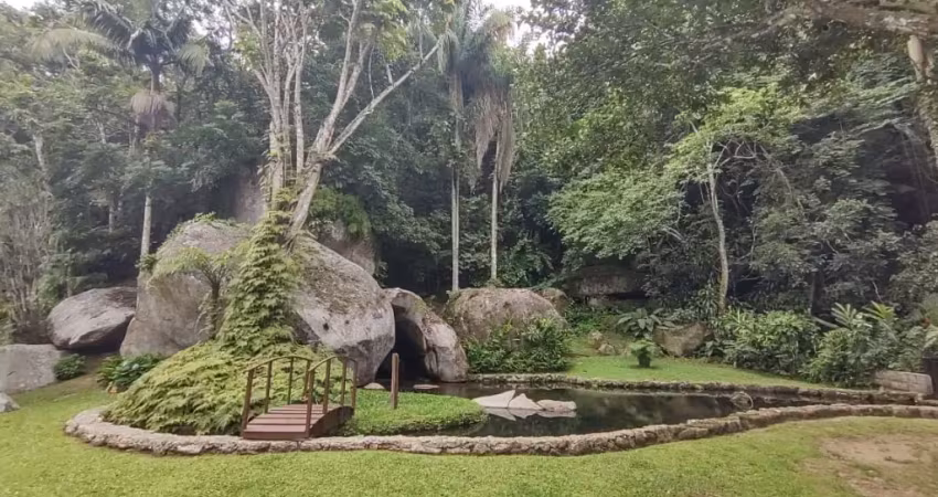 Jardim guaíuba – guarujá imóvel único – excepcional - fora de padrão - junto à natureza - lago cenográfico  a 1 quadra da praia. terreno de aprox. 4.500 m2, sendo 1.500 de terreno plano e 3.000 m2 de